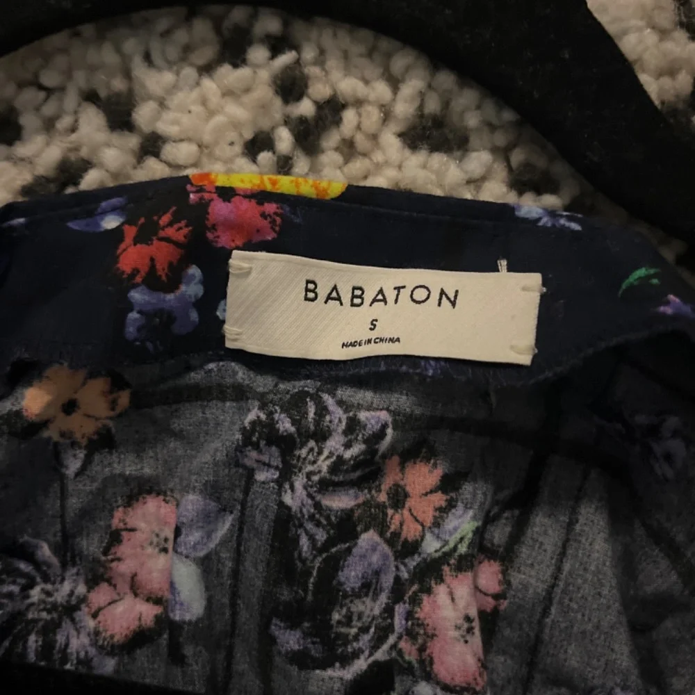 Aritzia Babaton floral 3/4 blouse size S - Picture 2 of 3
